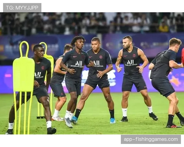 姆巴佩在巴黎赛前训练中单独进行恢复性练习